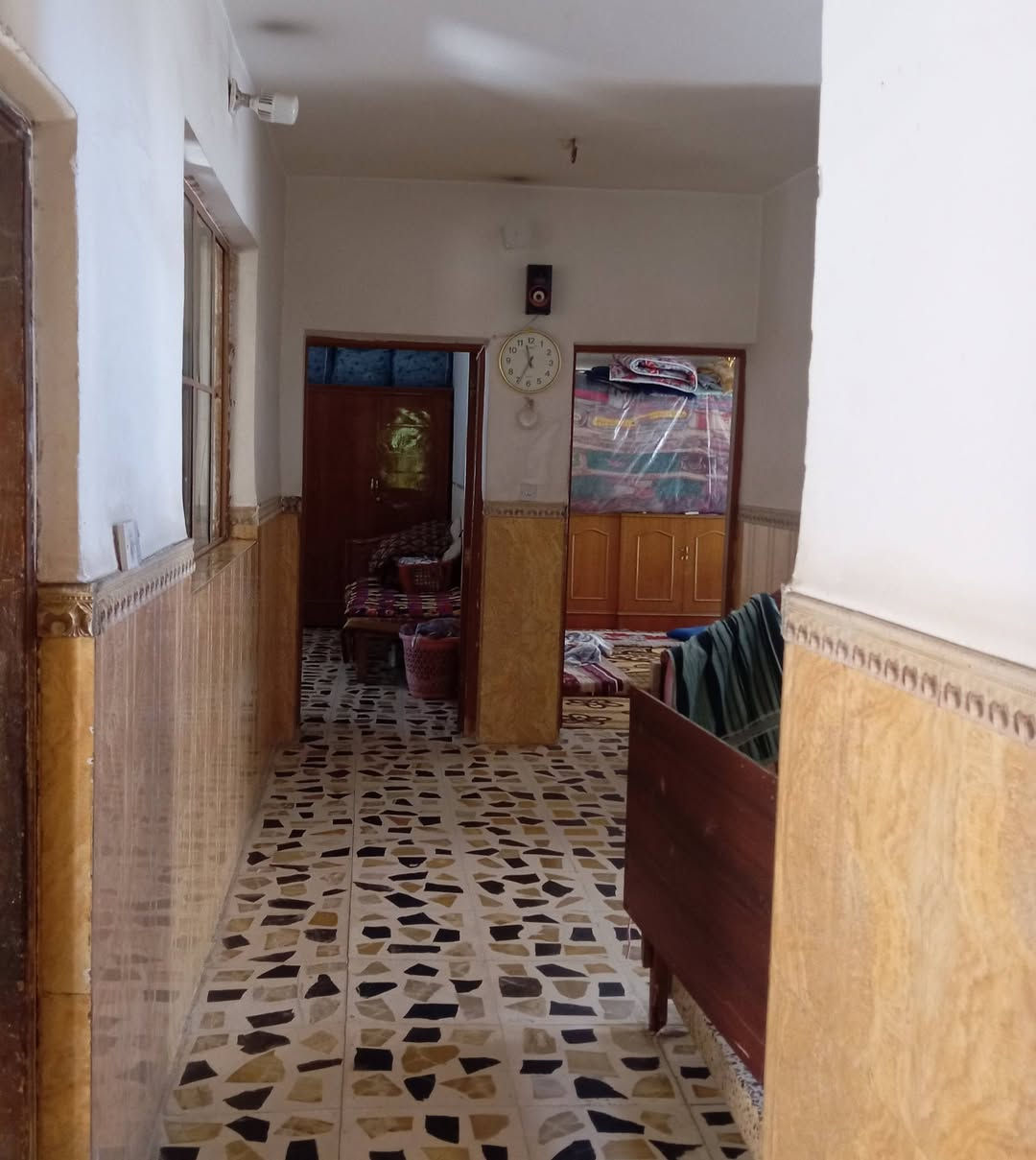 السلام عليكم عندي بيت  مساحته 250 متر طابقين كونكريت مسلح كاشي سيراميك 5 غرف بيت كامل من كلشي هو وخدماته.  . بحي العسكري العابد قطاع 11 بالبدايه  يرهم بيع ومراوس حسب القناعه  والفرق مو مهم  التواصل ***********
