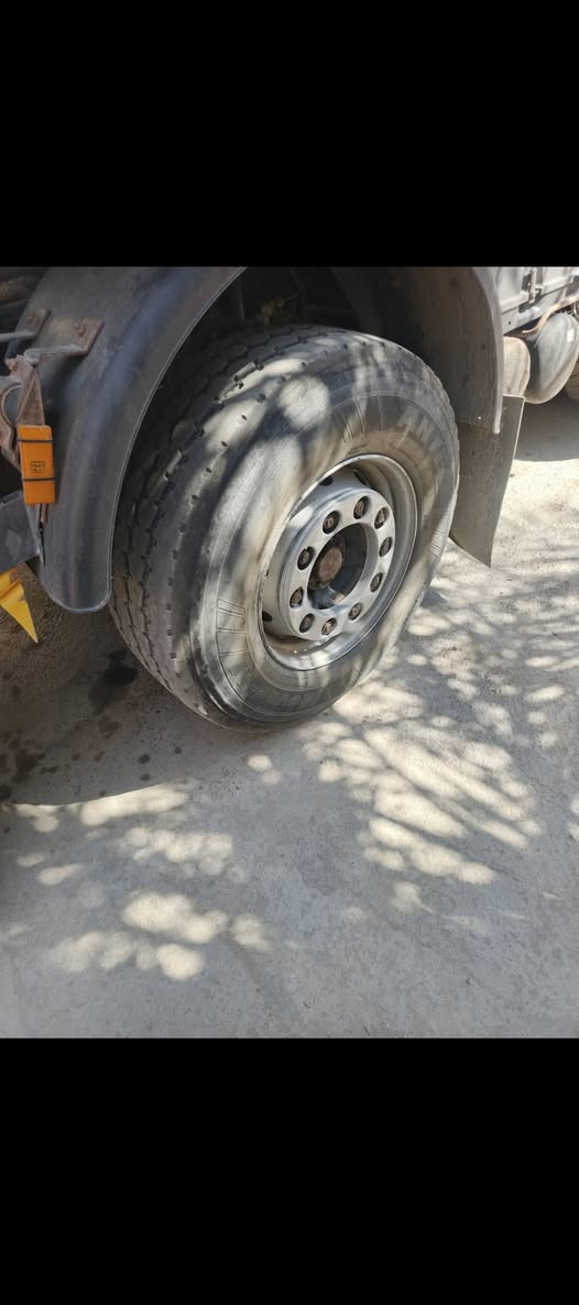 السلام عليكم تايرات للبيع أو مراوس ب٢٤ مكان بابل الكفل***********
