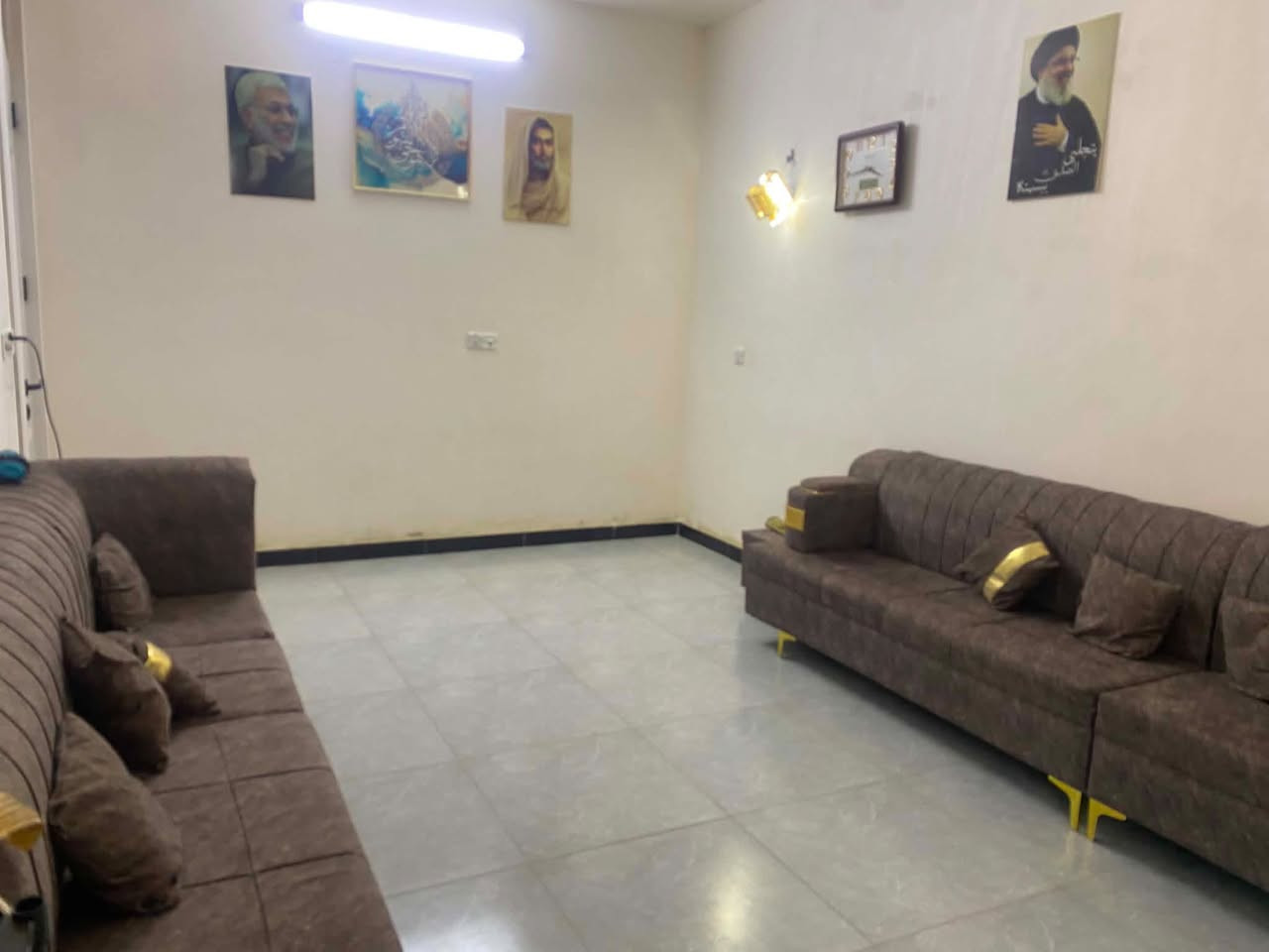 سلام عليكم  دار للبيع 105متر زراعي  بناء  2024طابوك يتكون البيت  استقبل مطبخ غرف النوم1كبيره  4*5وا الثانيه 3*3 حمام داخل البيت وخارج البيت  الموقع شهدا البياع قرب اسوق علي التميمي السعر64  وبيه مجال  إستفسار عل الرقم*********** واتساب
