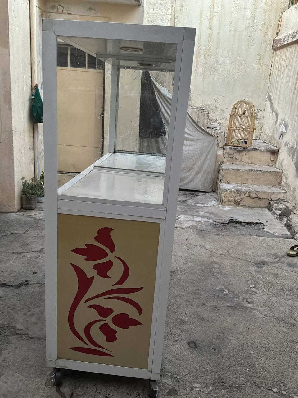 السلام عليكم
جامخانة المنيوم للبيع شغل درجة اولى و شرط ما مستخدمة بيها خانتين  بلول و الجوا رفوف طبقتين و بيها سبورت لايت ضو  ترهم لبيع الحب شمس او جبس او ما شابه 
السعر 250 وبيها مجال  
للتواصل ***********
