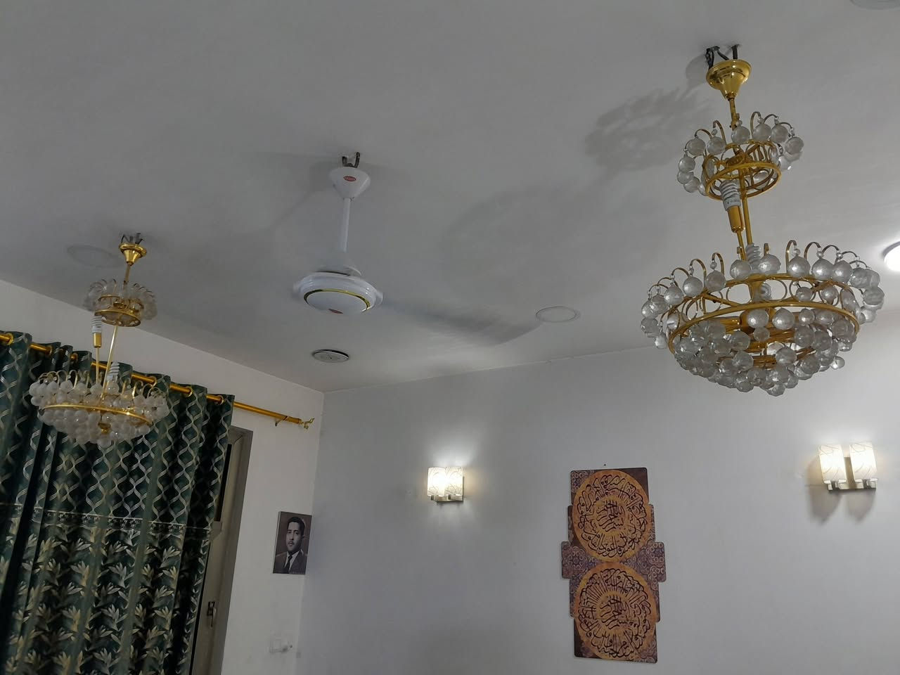 زوج ثريات انتيكا كرستال للبيع وفاترينه ذهبيه للبيع بسعر مناسب جدا جدا للتواصل على الرقم ***********
