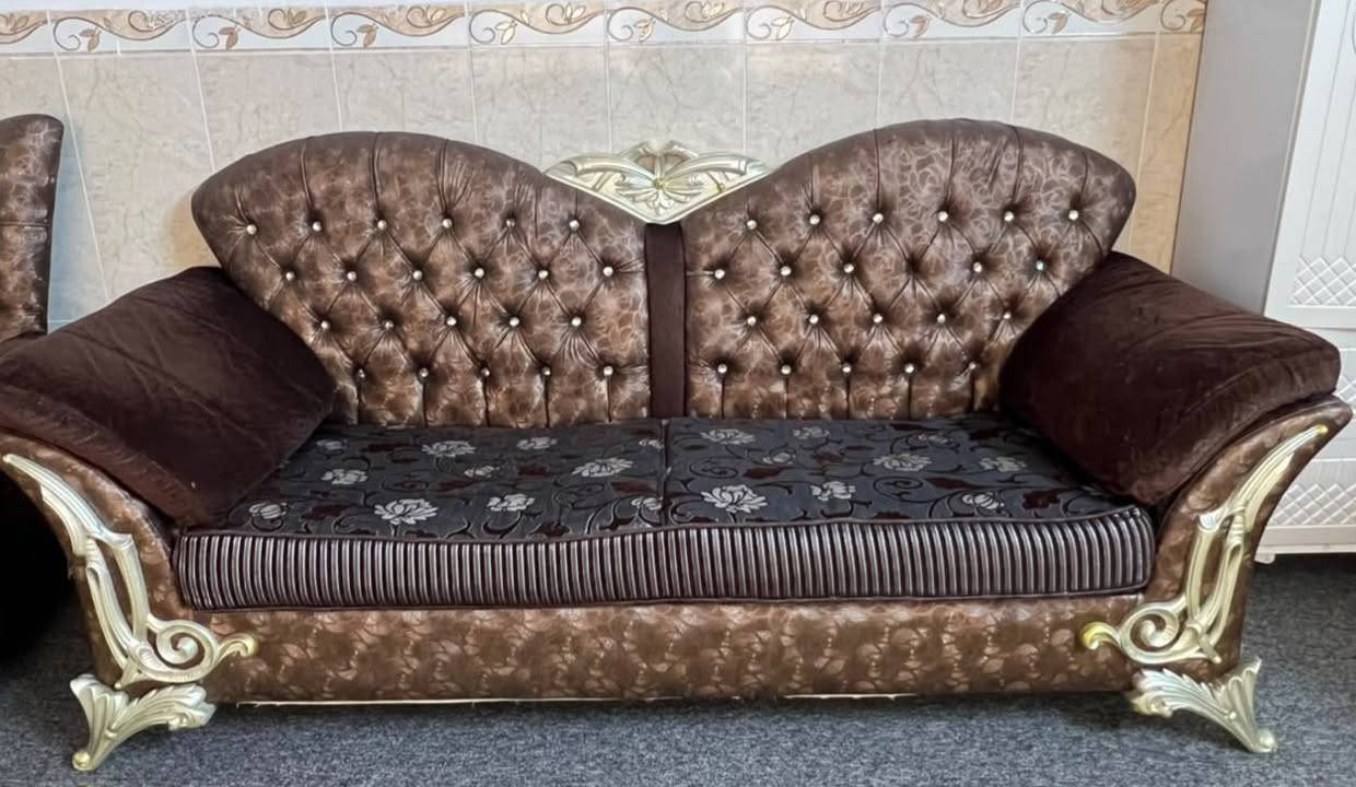 تاخم قەنەفە بۆ فڕۆشتن
تورکی
10 نەفەری
ئیسفەنجی هەر وەکوو خۆی ماون
 بەبێ بوونی دڕان
نرخ 150 هەزار 
***********
هەولێر
