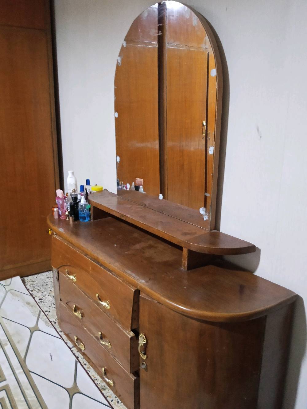 نجارة عراقية • مستعملة • نظيفة ٧٠٪