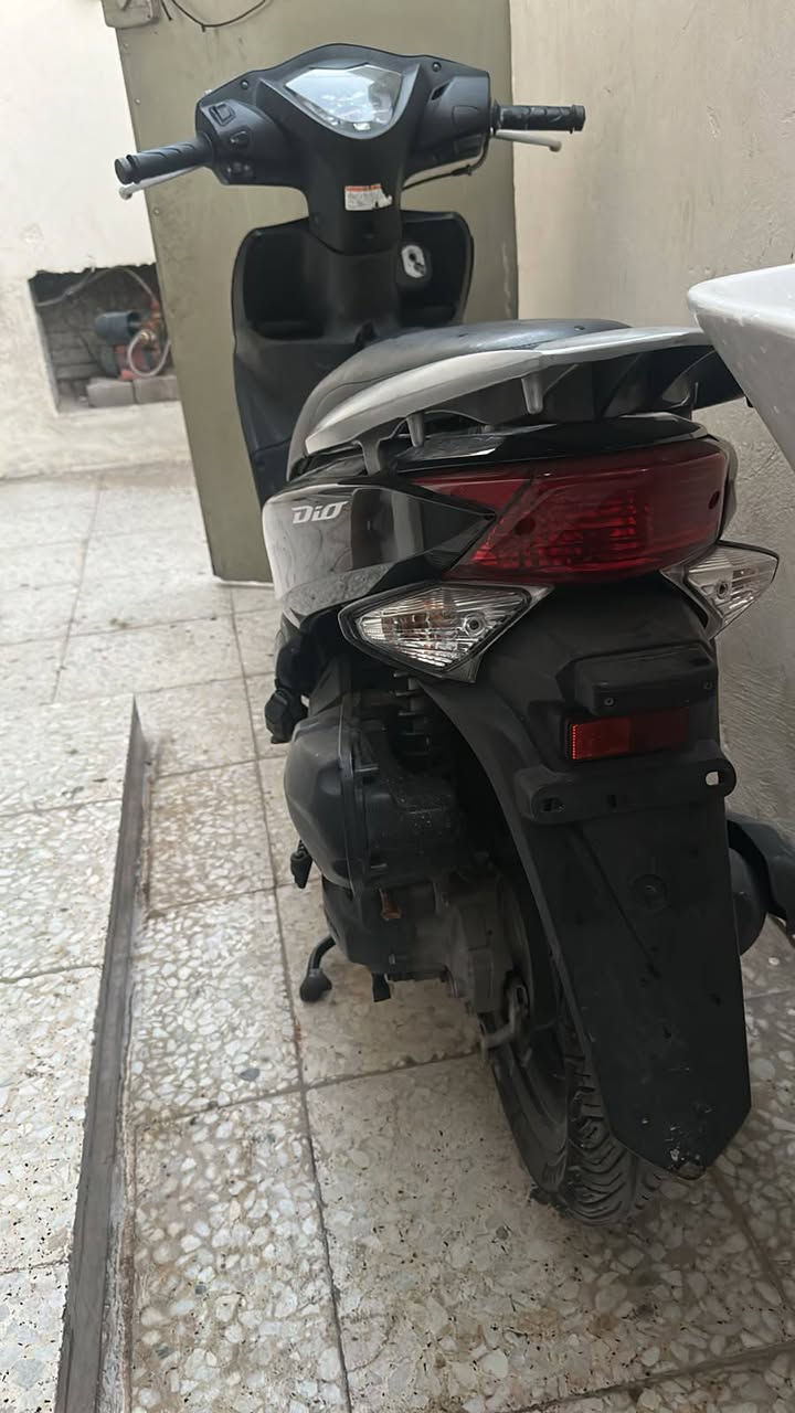 سلام عليكم دراجه هوندا ديو يابانية موديل حديث محرك 110cc دراجه مكفوله كفاله عامه  صارله سبوعين طالعه من رمبه سبب البيع  اريد احول عل شحن  دراجه كفاله عامه وسعره 1450 وبيهه مجال للشراي  مكان الحريه شارع 30 رقم واتساب ***********
