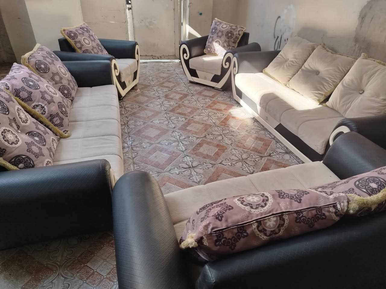 تخم قنفات نضيف مابي عيب
10مقعد سعر275بي مجال
***********
