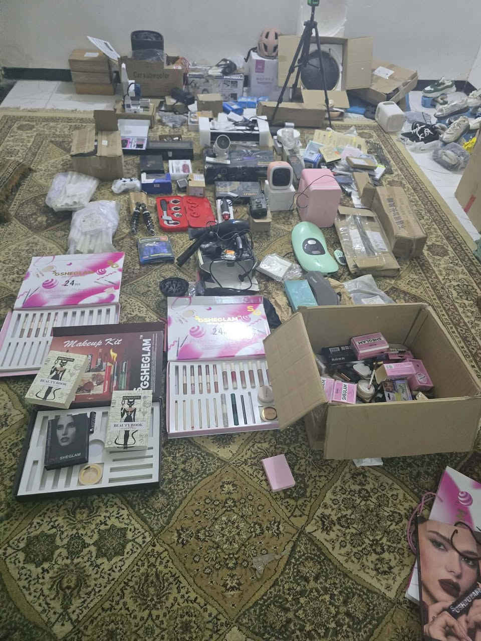 *********** اغراض امزون  الكتروني منزلي ملابس وكارتون مكياج اصلي ومستلزمات مطبخ وساعات وأحذية شلعة يعني تقريبا تقريبا ٢٠٠ قطعة ومكياج اصلي شيكلام  كارتون بي  100 قطعة أو أكثر  والبكجات كل بكج محسوب قطعة  أصحاب المفرد بيهم ربح خير من الله القطعة تطلع عليك بالف  تقريبا تنباع ب10 وب5 وب3 حسب سعر القطعة اخوان الشلعة كلهة شي يشيل شي تنباع
