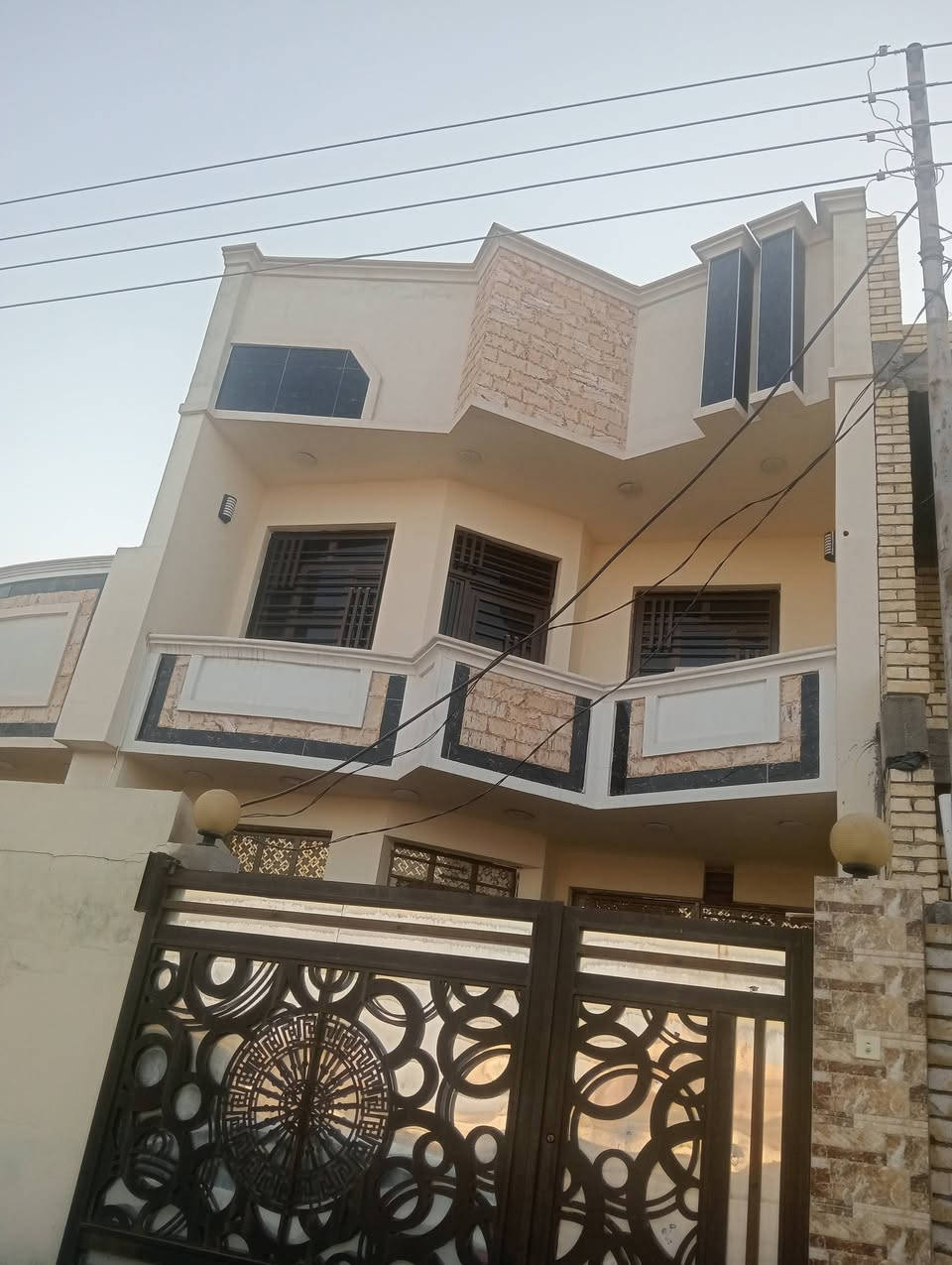 بيت للبيع الشهداء مربع جامع الأنبياء   مساحه 125  طابقين بناء حديث امام البيت حديقه  ونافذ ع شارع اربعين .رابع دار عن شارع 40 السعر 127مليون  للاستفسار الاتصال ع *********** ...
