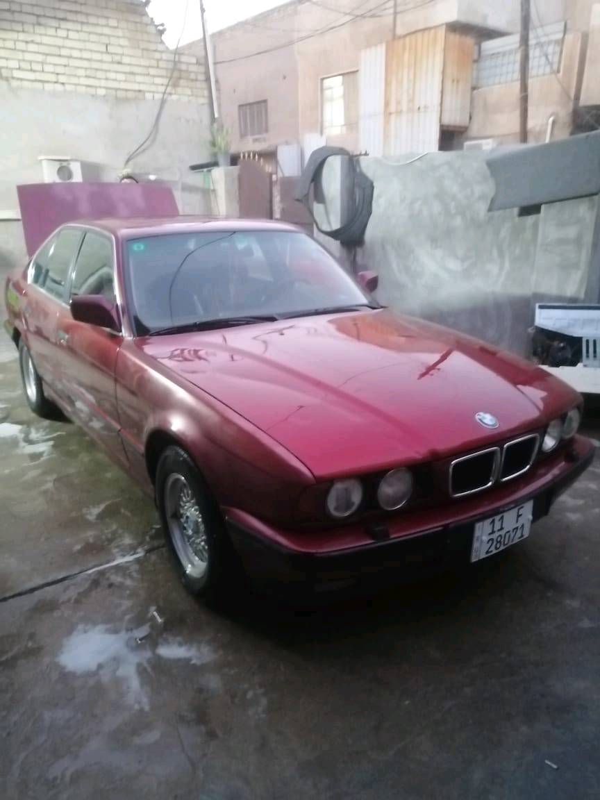 سيارة BMW
موديل ١٩٩١
بغداد شهداء البياع
هذي الـ BMW شنو الموديل بالضبط؟ 525 لو 520 لو غير شي؟ وشنو نوع المكينة والقير بيها؟: 
 525 محرك 2.٥  گير وتماتيك
الماكينة والشاص بحالة شلون؟ بيها أي حوادث، رشة، حدادة، أو تبديل قطع من الواجهة/الخلف؟: 
مامصبوغة  على صبغهة الاصلي
من ناحية المكيف والداخلية: التبريد شغال لو لا؟ وشنو حالة المقاعد، الطبلون، والعدادات؟: 
تبريد شغال فول 