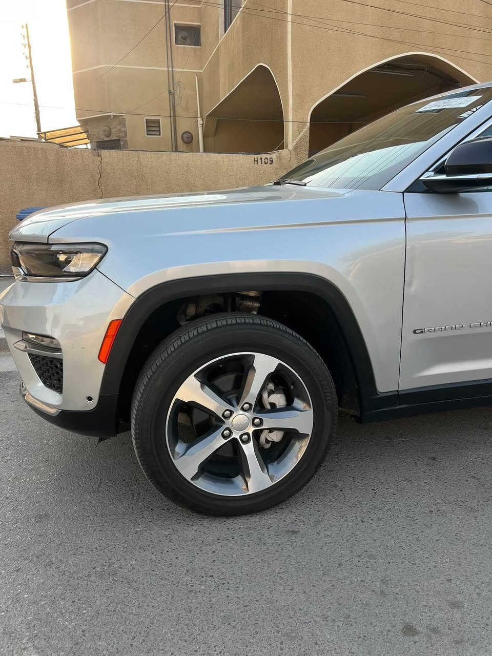 جيب ليمتد jeep limited
موديل ٢٠٢٤
فول ١/١ 
عدة فتحة سقف
ماشيه 5الف  زيرو 
المواصفات :
* رادار امامي مع مانع تصادم . 
* تحذير الخروج عن المسار . 
* تحذير النقطة عمياء  .
* نظام تحذير عند التقاطعات. 
* شاحن موبايل وايرلس.
* 
* كاميرا خلفية. 
*شاشة كبيرة 10.1 أنج
* المصابيح الأمامية زنون .

* دخول ذكي. 
* تشغيل عن بعد .
* الصندوق الخلفيي كهربائي .
كراسي كهرباء
 
* المقاعد الأمامية تدفئة .
* حساسات خلفية . 
*
* تبريد خلفي . 
* تدفئة مقود القيادة . 
* مانع تصادم خلفي .
تخم تاير جديد
صدر جديد
كير مكينة كفالة
حادث سيارة جاملغ وبنيد  (قطعتين صبغ ) باقي كفالة وعلى فحص
بداية الشاصي  جهة السايق فقط 

رقم بغداد جديد  وبسمي
مكان السيارة  بغداد /السيدية

***********
