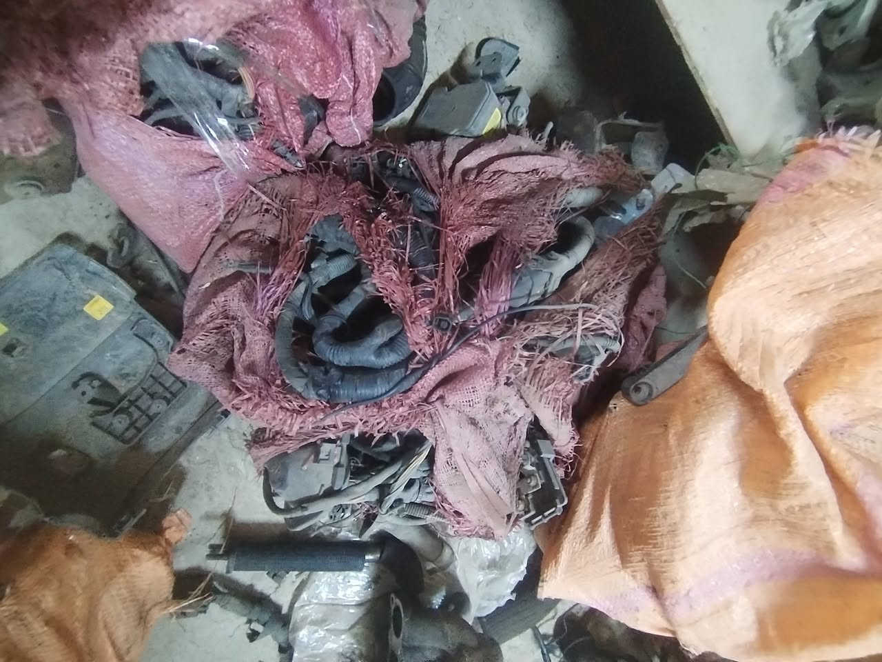 ڤان خلفي  عقل وضفيره كامله  العنوان بابل القاسم  ***********

