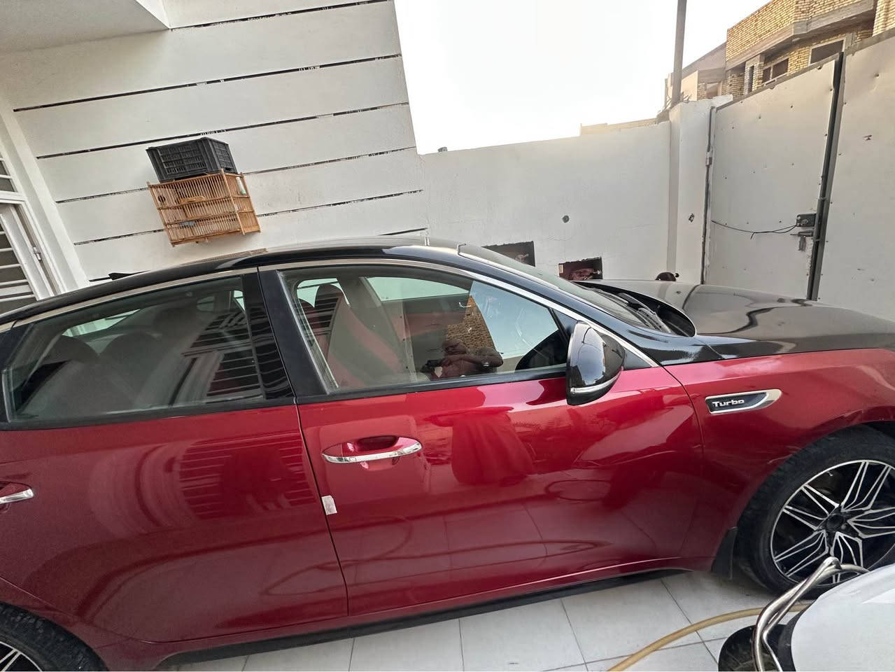 الموديل: 2016 (فئة SX Turbo الأصلية).
 المحرك: 2.0L Turbo (دبل كازكت ومكفول محرك وكير بشرط الفحص والشرط).
 البدن واللون: ماروني ملكي، بنيد مغلف أسود رياضي.

سنوية ورقم بغداد جاهزة للتحويل المباشر.
أبرز المواصفات:

 قيادة ذاتية ومساعد قيادة (Smart Cruise / Lane Keep Assist).

 صندوق خلفي ذكي (فتح الصندوق تلقائياً عند الاقتراب منه مع البصمة).

 إضاءة أمامية زنون ديناميكية تتكيف وتتحرك مع حركة المقود (Dynamic Bending Light) + LED نهارية.

 فتحة سقف بانوراما + بصمة تشغيل وأبواب.

 شاشة كبيرة  كار بلي واندرويد اوتو+ نظام صوتي فاخر Harman Kardon + كاميرا خلفية.

 داخلية جلد مغلف عنابي مع تدفئة وتبريد للمقاعد + ذاكرة خزن.

 رادار النقطة العمياء (Blind Spot) + حساسات تنبيه.

 وضعيات قيادة متعددة (Sport / Eco / Normal) + شفتات تبديل خلف المقود (Paddle Shifters).

 ويل كب رياضي 18 إنش.

ضررها بنيد مبدل ايرباك دركه فقط ومباوك الجاملغات فقط رش توحيد لون  
 شاصي لغد مكفول
سيارة جاهزه 

(110) مجالها قليل 

مكان المعاينة والتواصل: *********** 
 المحافظة: الكوت دهل اوران, واسط

