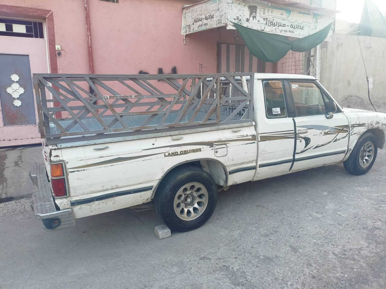 للبيع بيكم نسان قماره وربع مديل 84 كير شرط
محرك شرط اكسن شرط شاصي شرط 
كاربون بنزين بيها تريد وكاله تريد تحويل 
السعر ١٥ وربيها مجال 
***********او***********

