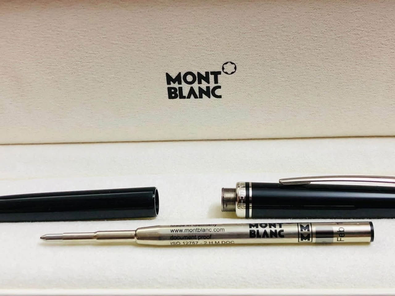 قلم مونت بلان   (Montblanc) جاف 
مستر ستوك - 144- بلاتينيوم       
الماني اصلي الحجم M 
لوك غير مستعمل 
مع العلبه الاصلية
والكرنتي والمرفقات  
للاتصال ***********
