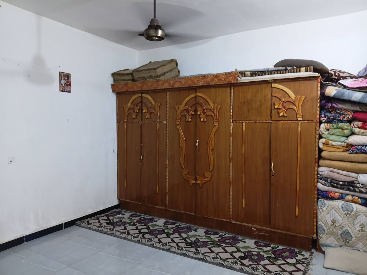 السلام عليكم بيت طابو صرف 72متر واقع حال 144مع التشجير الملاسق للبيت  غرفتي نوم واستقبال وصاله ومطبخ مع حمام مشترك ومنور وكراج وحمام خارجي ما كامل والبيت بلوك وصب الموقع الزعفرانيه شارع المعهد خلف المنصه عاشربيت عن شارع المعهد السعر 115 هاتف ***********
