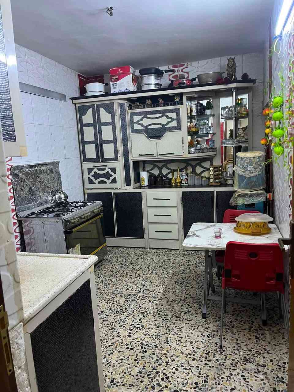 السلام عليكم للبيع بيت في الزعفرانيه دور الشرطه على الشارع العام تجاري مقابيل صورة الامام علي زراعي ملك صرف مساحه ١٥٠ متر يحتوي على  غرفه بل طابق الاول والثاني ويحتوي على استقبال بل طابق الاول وممر كعدة بل طابق الاول وثاني ويحتوي على حمام بل طابق الاول والثاني ويحتوي على ترك من ضمن المطبخ مع محل من ضمن البيت احنه مأجري صيدليه لناس تردون تبقو وتاخذون اجار الكم تردون تطلعوهم بكيفكم السعر ١٦٠  وبي مجال للتواصل ع هذا الرقم ***********
