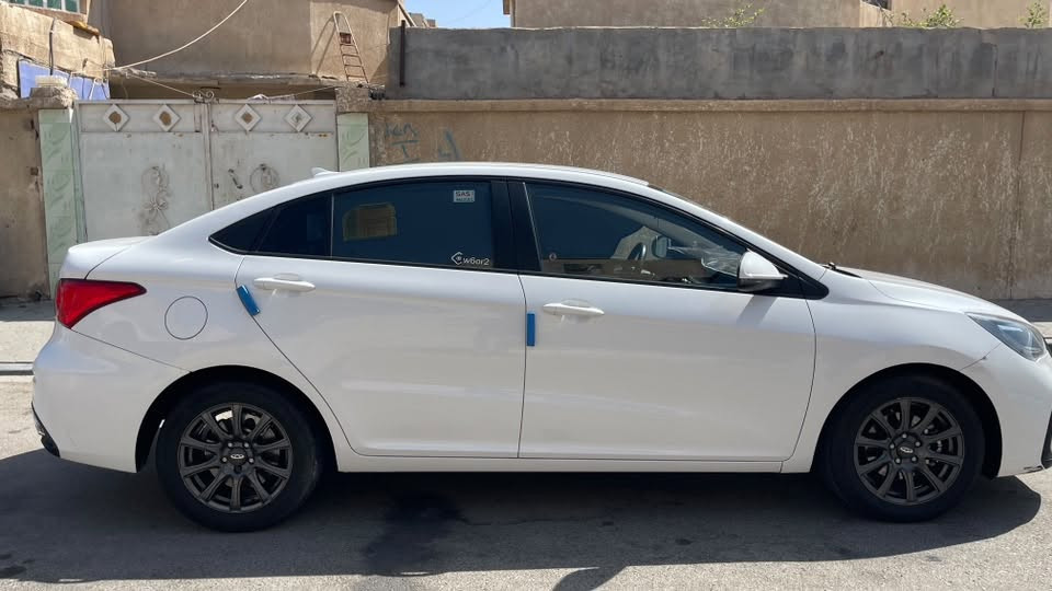 شيري اريزو مديل ٢٥ 
سيارة حرة بأسمي شرط التحويل ماشية ٨٩ الف قابل الزيادة سيارة نضيفه كفاله كير مكينه تبريد داخل الضمان كل صيانتها بالشركة سعر ٩٥ بيها مجال مكاني البصرة للتواصل ***********

نص مكتوب في الصور:
- السوق المفتوح opensooq.com