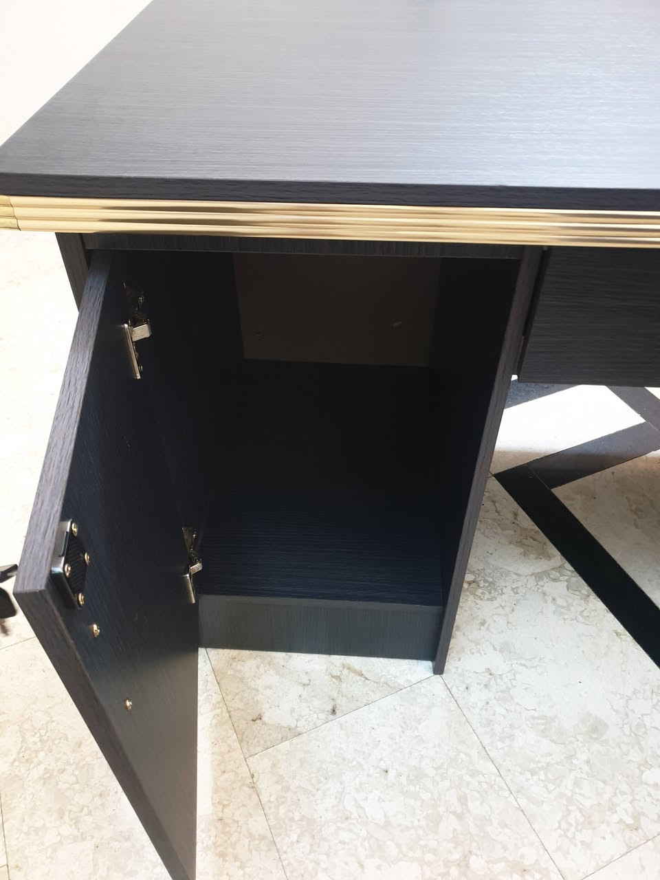 ميز مكتب البيع طولة ١٤٠ ×٧٠ جديد
واتساب *********** 
بغداد
