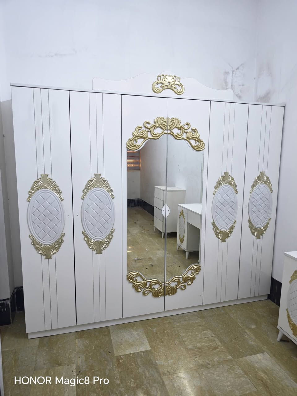 سلام عليكم اخوان غرفه نوم  5 قطع سعر معه نقل ونصب360 الف  نضافه فول شراي خلي يخابرني اي استفسار رقم ***********
