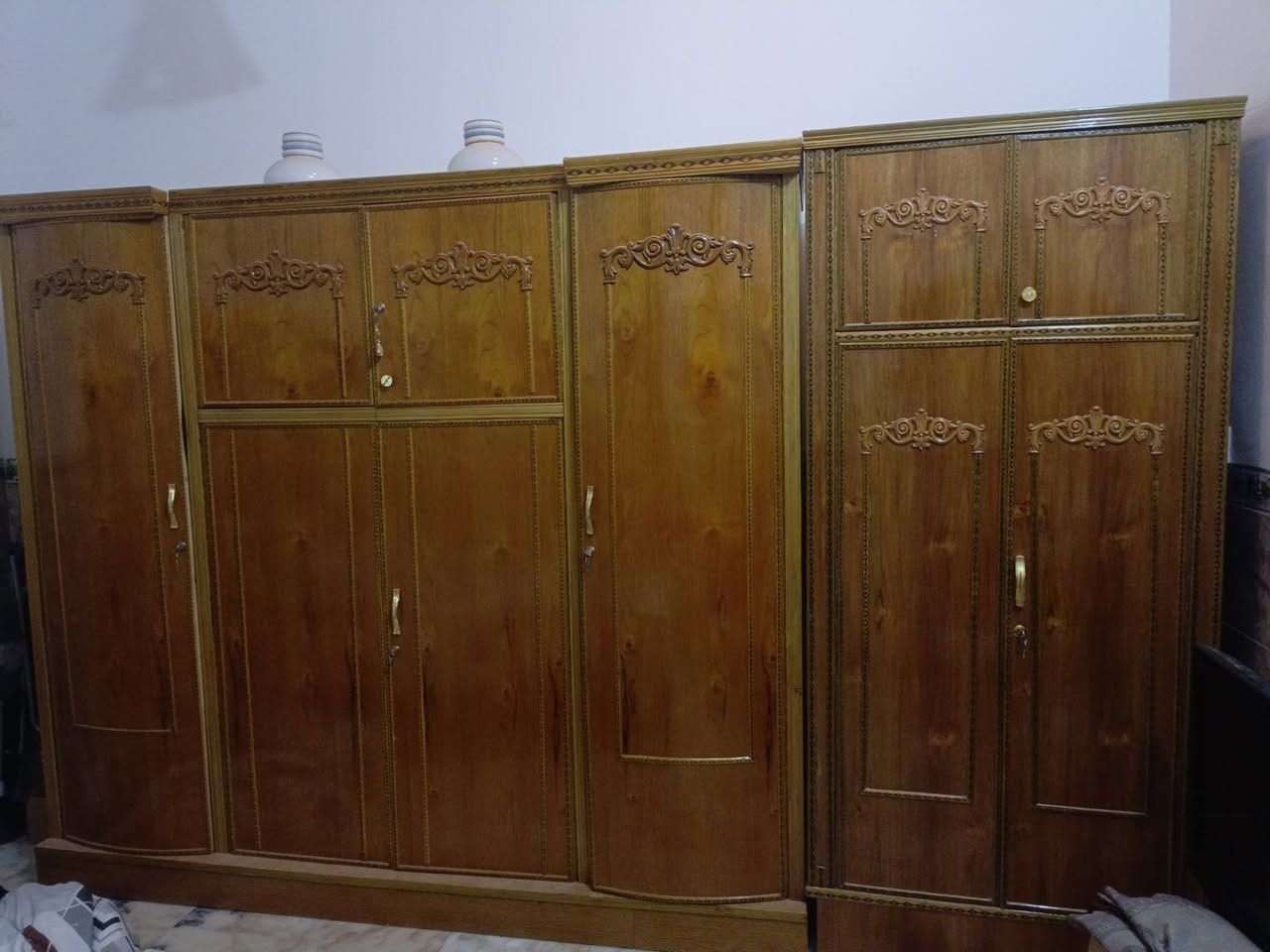 غرفة نوم اربعة ابواب مع ملحق بحاله ممتازه.. ***********... السعر 450
