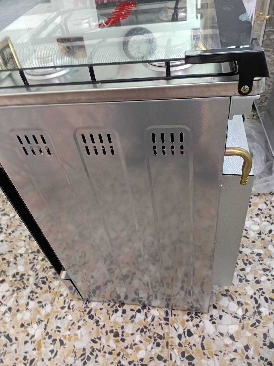 طباخ للبيع 50×50غير مستعمل نهائيآ ب 150 وبي مجال الغزاليه ***********
