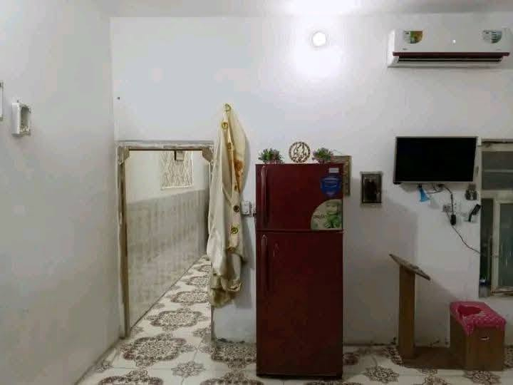ياالله 
مشتمل بحي الحكيم مساحه 100 متر علا شارعين يقع شارع شارع ضافر زرزور وشارع عطوف قرب المدرسه 150 متر عن المدرسه البنفسج غرفه وهول ومطبخ وستقبال 
بناء حديث سنه صار من كمله 
السعر 18 بيه مجال بصيط الشراي 
الستفسار ***********
