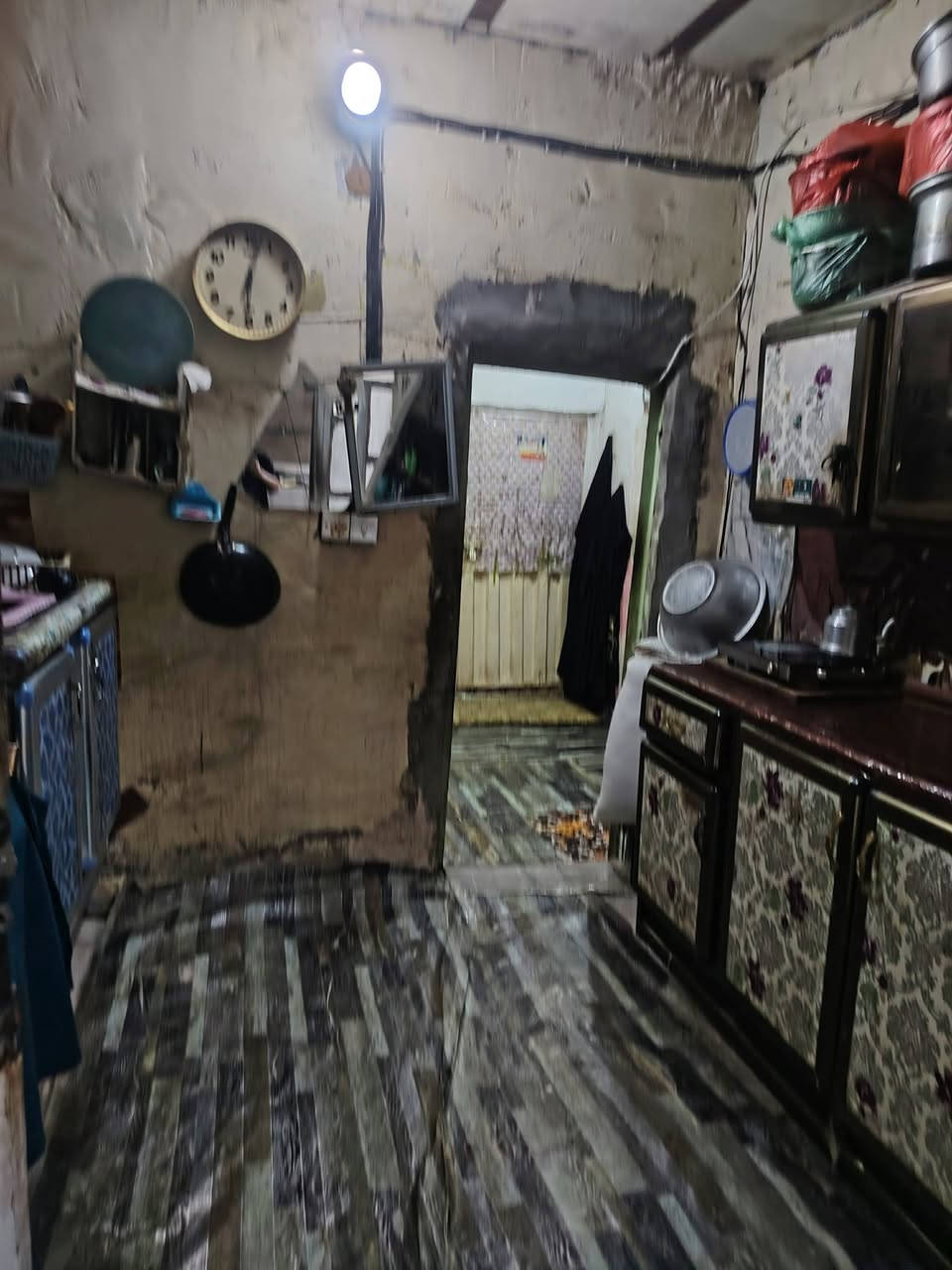السلام عليكم بيت للبيع المساحه 100 متر يتكون من غرفه وصاله وستقبال ومطبخ بجيهت الطاقه بشارع الحجه فوك النص السعر 20 وبي مجال التواصل *********** بي واتساب
