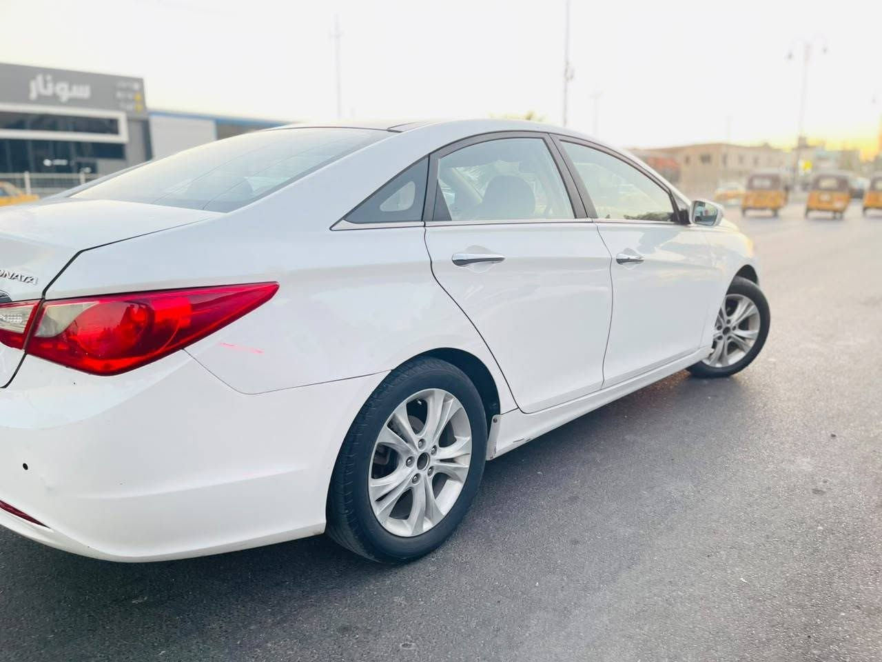سوناتا 11 خليجي
محرك دوش 2400
تحكم ستيرن جهتين
مري شفط 
اشاير بلمري
حساسات خلفية
تبريد فول 
محرك كفالة وكير
كرسي كهرباء
بانوراما 
بصمه مو سويج
شاشه 
بيها جراد بالبنيد والصندوك بالكلير فقط شي قليل  بيها تكحيل
***********
مكاني بغداد مدينة الصدر

