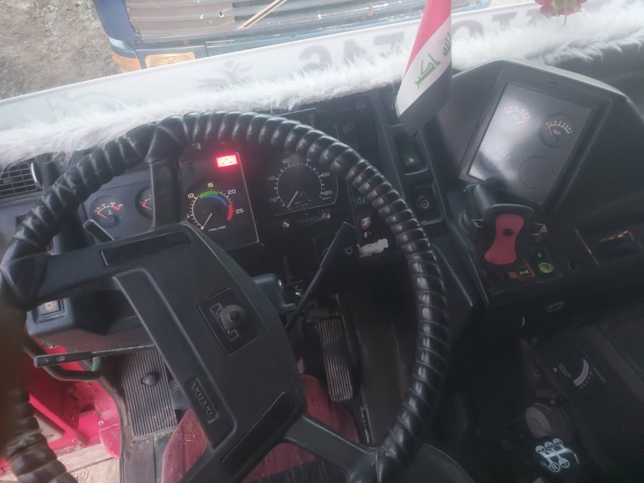 للبيع فالفو F16 1993
مكينة 16 كير 3x3
سحال النكي 
شاصي مكفول مكانها واسط 
***********
***********
