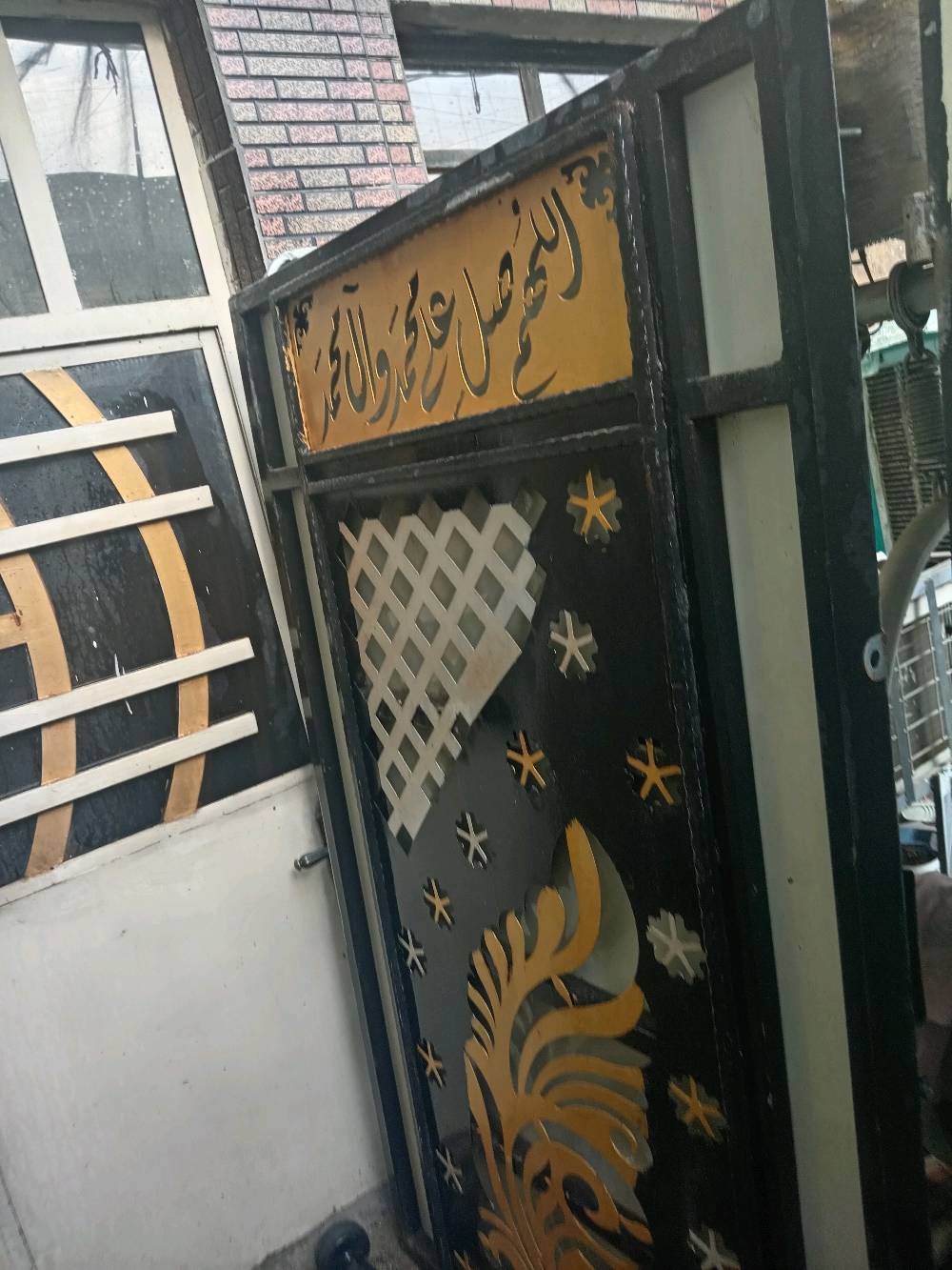 باب بيت يخبل تفاصيل و دقة و كتابات و ألوان حديد أصلي سويته ب٦٥٠ رايدته ب٣٠٠ ومكاني بلديات شارع كهرباء