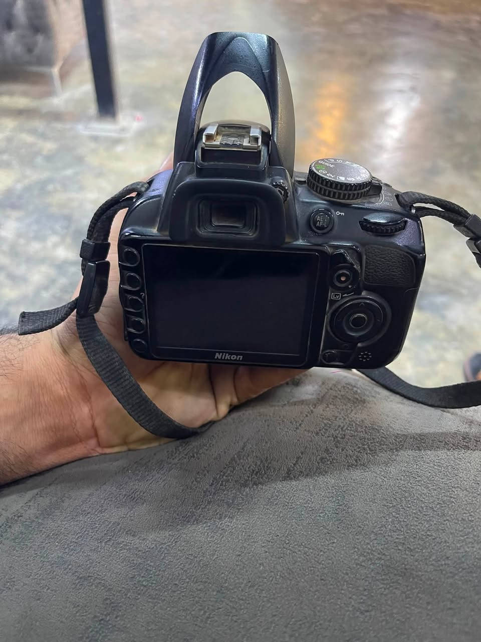 السلام عليكم كامره Nikon الكامره نضيفه جنطتهه ضايعه هيه والشاحنه وطافيه شحن ابيعلك شغاله ***********
