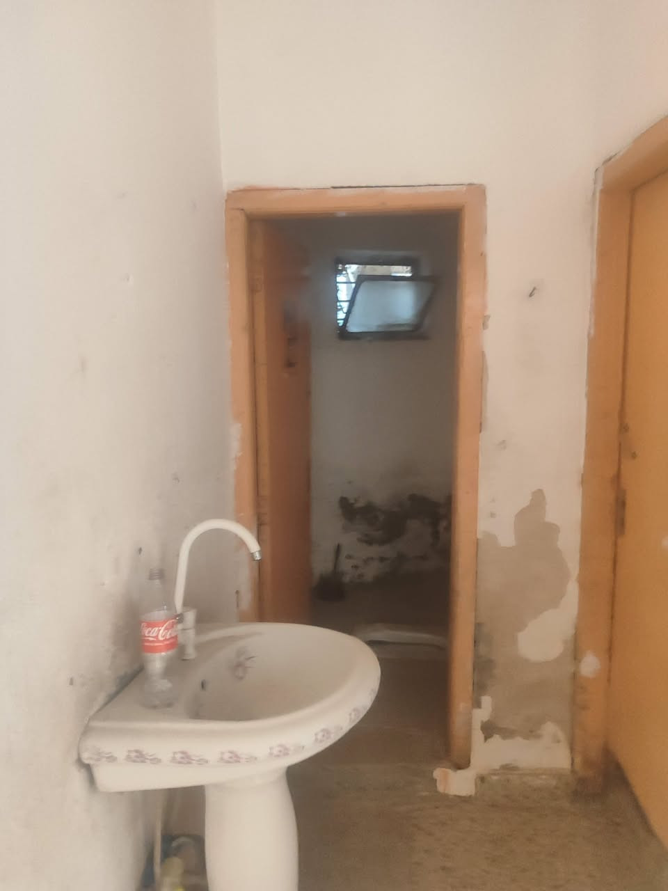 بيت للايجار بالبكرلي الثانيه قرب الوكيل ابو سرمد 

مساحه 200 متر 

يحتوي على غرفتين واستقبال وكلدور وكراج سياره 
ومجمع صحيات 
سعر الايجار 225 وبي مجال 
لليرغب بالايجار مراجعة مكتب عقارات حسين المعموري الكائن في البكرلي قرب جامع سلمان المحمدي 
او الاتصال على الرقم *********** او واتساب
