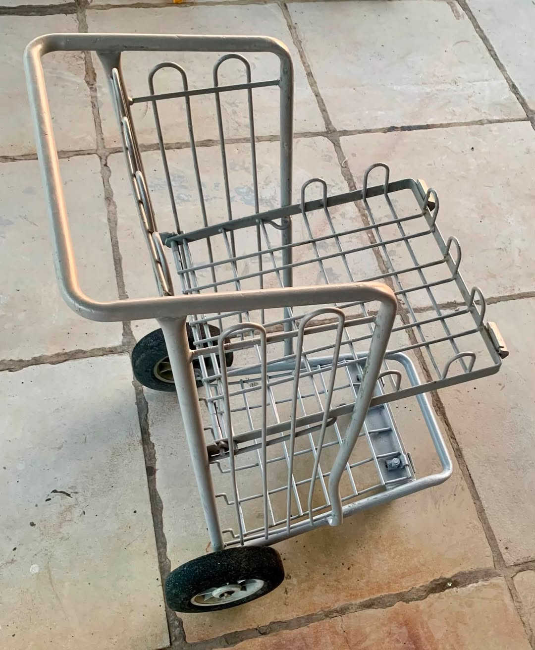 عربانة حمل طول متره ونص عرض ثمانين
تيرات ربل العربنه حديد ثقيل غفيفة الحركه مل القواعد العسكريه جن لونه زيتوني العربان تكمه تتحمل حمال ثقيله السعر ١٠٠ ماجل بصيط حك الجيه
مكاني كمساره 
***********
