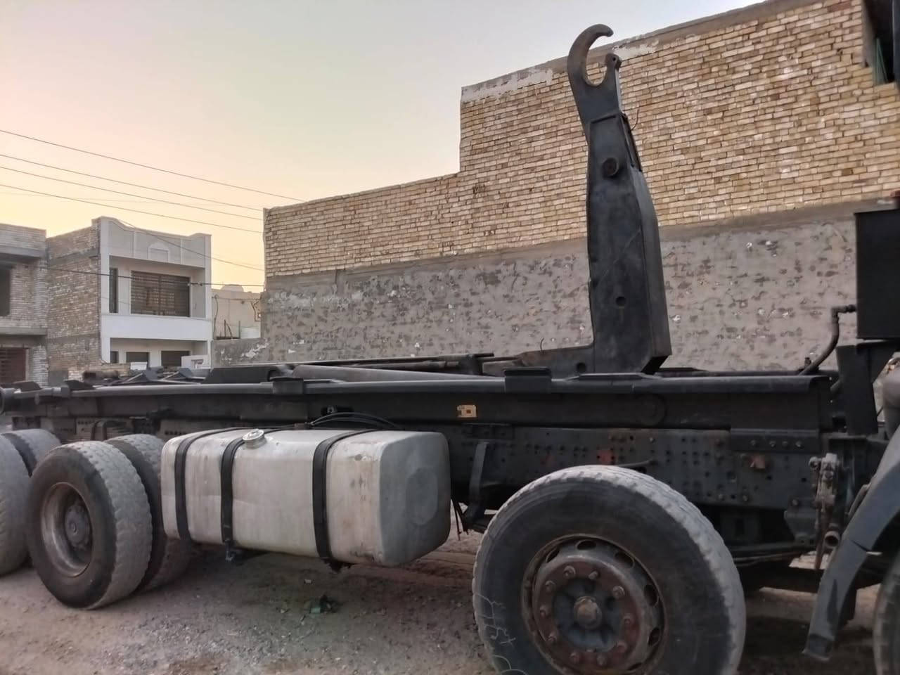 سلام عليكم مان موديل 2000 مجموعه ام الربل شاصي عالي 
عكرب بلادي كير مكينه مكفولات. للبيع او مراوس ب قلاب حسب القناعه. 
للستفسار. لاتصال 
***********
***********
