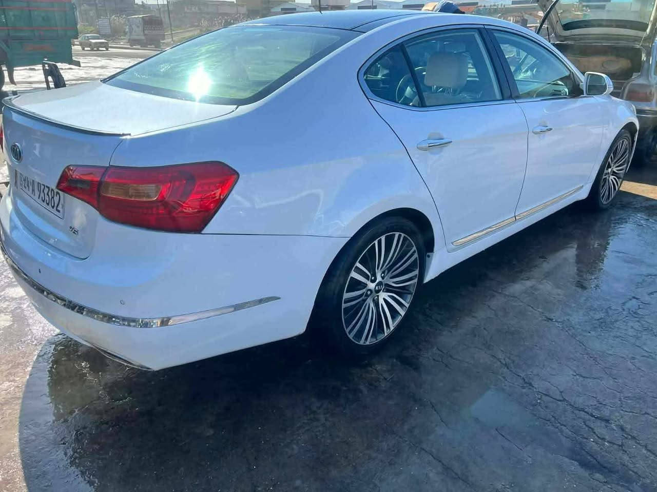 مواصفاتها : 
لمتد Vip ملكي 
بانوراما فتحتين 
محرك 3500 
ويل كب 17 
نظام ترحيب خارجي وداخلي ودشبول 
لد بلادي دشبول وابواب 
سستم بلادي انفينتي فول 12 سماعة وبلوتوث 6 اقراص 
بصمة 5 بصمات مع الصندوق 
تحكم ستيرن جهتين 
كروز سرعة قفل 
لايت عالي ناصي زنون 
اضائة داخلية تحت الاقدام بلادية 
تبريد قطعتين 
بردات خلفية بلادية وبرادات ابواب خلفية 
كشنات كهربائية امامية مع خزن ميموري وضع الجلوس
كشن السائق والستيرن نظام ترحيب عند الجلوس 
نظام ترحيب عند الترقب من السيارة 
اشارة بلمري 
شفط المري مع نزول المري عند الرجوع الى الخلف وضع الامان 
حساسات خلفية بلادية 
كامرة خلفية بلادية 
ضرر جاملق خلفي خلف السائق 
كير اوتماتيك مع كير عادي
بيع او مراوس 
السعر 115

 العنوان موصل حي العربي 
***********
