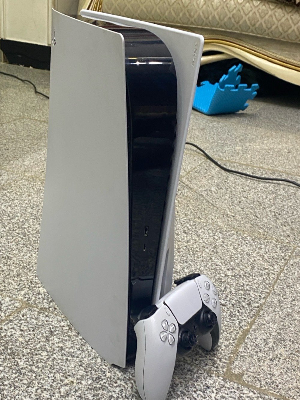 ps5 لا مفتوح ولا مصلح بس الكفر مكسور بدون كارتون 
ويا جويستك اصلي جديد 