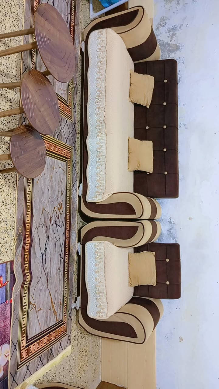 تخم 10 مقاعد 5 قطع نظيف نظافته 100 % 
بدون ضرر لا بالخشب ولا بالقماش مع كوشات والمفرش والطبلات السعر 325 
***********
