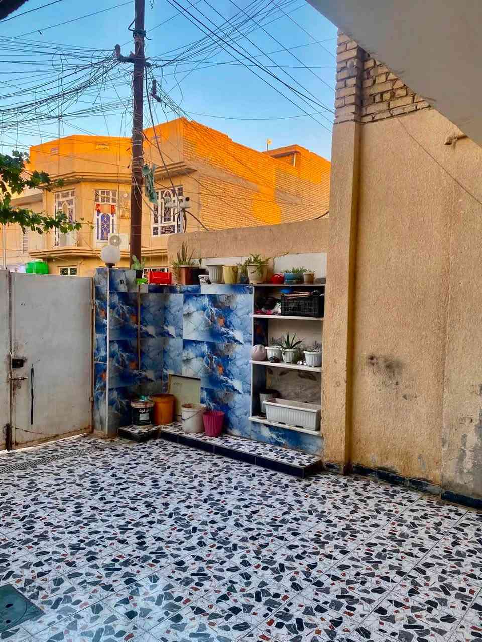 السلام عليكم بسبب الوعود الكاذبه
بيت مساحه 200متر. 
طابو صرف حر 
مؤقع زين القوس
 خلف شارع المدارس 
قريب عله ابو ليث المختار
 يتكون من ستقبال ومطبخ وهول وغرف عدد 2 
الستقبال عكاده وغرفه بس باقي البيت صب كله القاط الثاني كامل اربع غرف نوم ومجع صحيات بي 3حمامات 
وحديقه مترين ب مترين 
وكراج سياره 5  في 6
السعر 130 وبيه مجال قليل

‭***********‬
