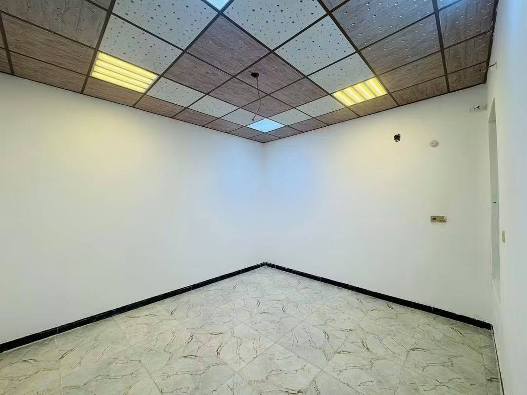 سلام عليكم بيت البيع ١٠٠ متر طابق ونص النجف حي النداء مقابيل الأميرات الأولى على شارع 20 قريب عله شارع المجمعات
تفاصيل العقار طابو صرف📜
‏طابوك جمهوري 🧱
صب كونكريت شغل 
درجة أولى مال جناي
‏تصميم البيت يتكون 
طابق الأرضي🏠
‏استقبال صالة مفتوحة المطبخ غرفة صحيات داخلية وخارجية منور
‏طابق الثاني🏡
‏ غرفة واحدة صالة صحيات سطح فرشي 
سعر البيت ٩٥ مليون وبي مجال 💵
يوجد فيديو للبيت الاستفسار واتساب 
***********
***********
***********
مكتب آمال الشرق للاستثمار العقاري
سلام عليكم بيت البيع ١٠٠ متر طابق ونص النجف حي النداء مقابيل الأميرات الأولى على شارع 20 قريب عله شارع المجمعات

