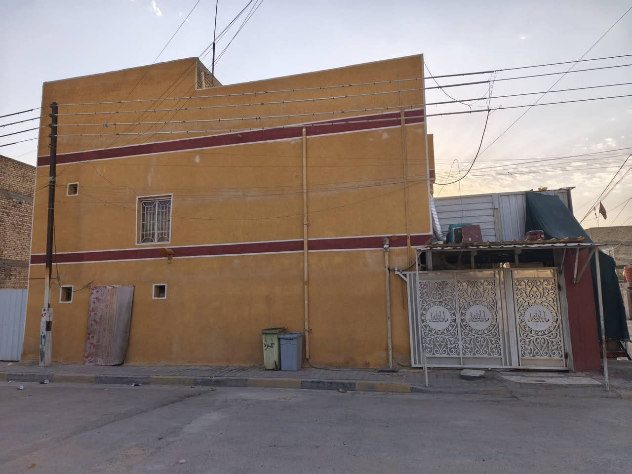 يا الله
بيت 130 متر مربع ركن طابقين 3 غرف نوم + مطبخ + استقبال صحيات ثنين جوه واحد فوك كراج 9 مترات ونص بي محل السعر 105 مليون وبي مجال العنوان خدمات مسقط قرب المدارس الايرانيه والمستوصف الشعبي  ***********

