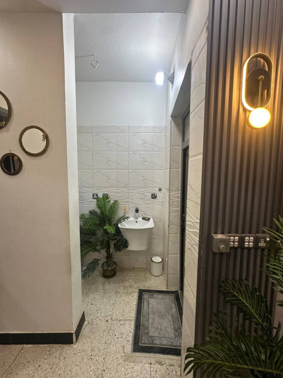 🏡بيت  للبيع - بيت طابقين حديث 

​📍 الموقع المميز: دور الزراعة الثالثة - قريب على تقاطع القدس.
​📐 المساحة: 108 متر مربع.
​📏 الواجهة والنزال: واجهة 6 متر × نزال 18 متر.
​💰 السعر: مناسب جدا
​🛠️ التفاصيل والتصميم الداخلي
​🛏️ غرف النوم: يحتوي على 3 غرف نوم.
​🛋️ الاستقبال: صالة استقبال واسعة.
​🍳 المطبخ: 
​🚿 الصحيات:
.
​⚡ الخدمات الأساسية: متوفرة بالكامل (ماء 💧، كهرباء ⚡، تبليط الشوارع 🛣️).
​☀️ طاقة متجددة: يحتوي الدار على تأسيس كامل للطاقة الشمسية.
​📜 الوضع القانوني (السند)
​📄 نوع السند: طابو زراعي صرف.
​✍️ شرط البيع: الوكالة والتحويل أصولياً.
​📞 للإستفسار والتواصل
​📱 رقم الهاتف: ***********
​💬 المراسلة: عبر البريد (ماسنجر)

نص مكتوب في الصور:
- Meta AI