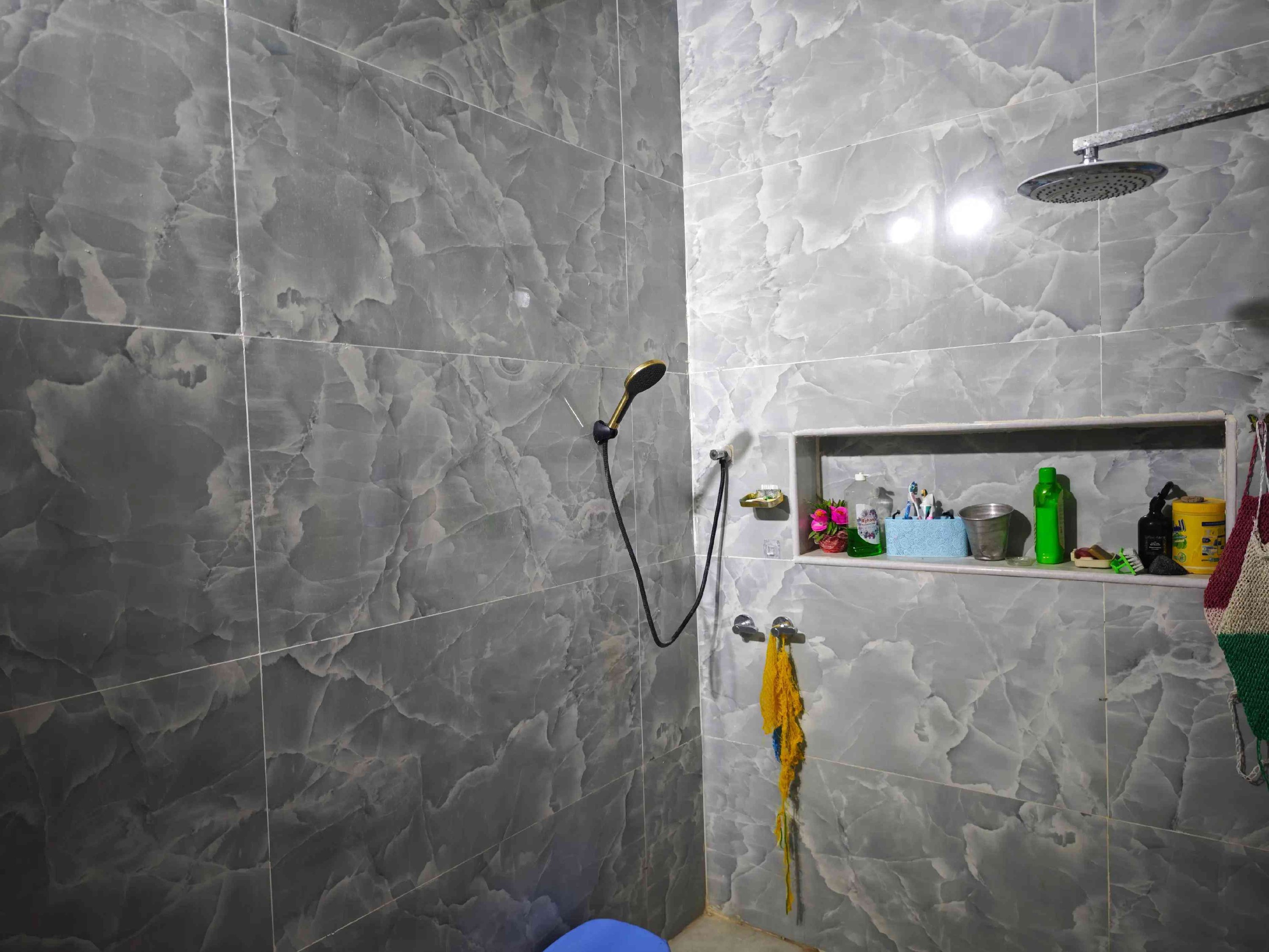 🏠 دار للبيع على الشارع العام (فرصة استثمارية وسكنية ممتازة!) 🏠 📐 المساحة: 200 متر 🏗️ البناء: حديث (طابقين). 🏬 المميزات: يحتوي على محلين تجاريين. 📍 الموقع: ميسان - العماره  📌 المنطقة: حي الغدير. 🏥 العلامة الدالة: مقابل مستشفى الربو والحساسية. 🛣️ الشارع: شارع 50 التجاري. 📋 تفاصيل الطوابق: 🔹 الطابق الأول: 🛏️ غرفة نوم كبيرة. 🛋️ صالة واسعة. 🍳 مطبخ (حار / بارد). 🚪 استقبال. 🚿 صحيات داخلية. 🚗 طرمة كبيرة + صحيات خارجية. 🏪 محلات تجارية عدد (2). 🔹 الطابق الثاني: 🛏️ (3) غرف نوم كبيرة. 📞 للاستفسار والتواصل: 📱 الهاتف: *********** ☎️🤳 #عقارات  #قطع_اراضي  #عقار  #بيع_و_شراء_عقارات #الشعب_الصيني_ماله_حل😂😂 
