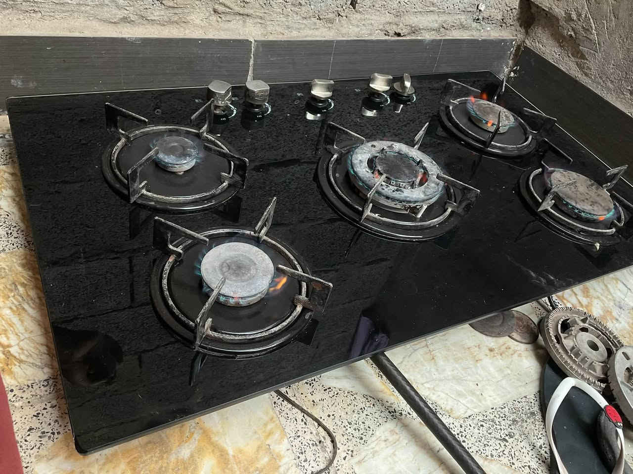 طباخ غاز زجاجي 5 عيون للبيع 
سطح زجاج أسود أنيق
مناسب للطبخ اليومي وجميع العيون تعمل مستخدم شهرين 
90 في 50 سم
السعر: 60 ألف دينار
واتساب : ***********
