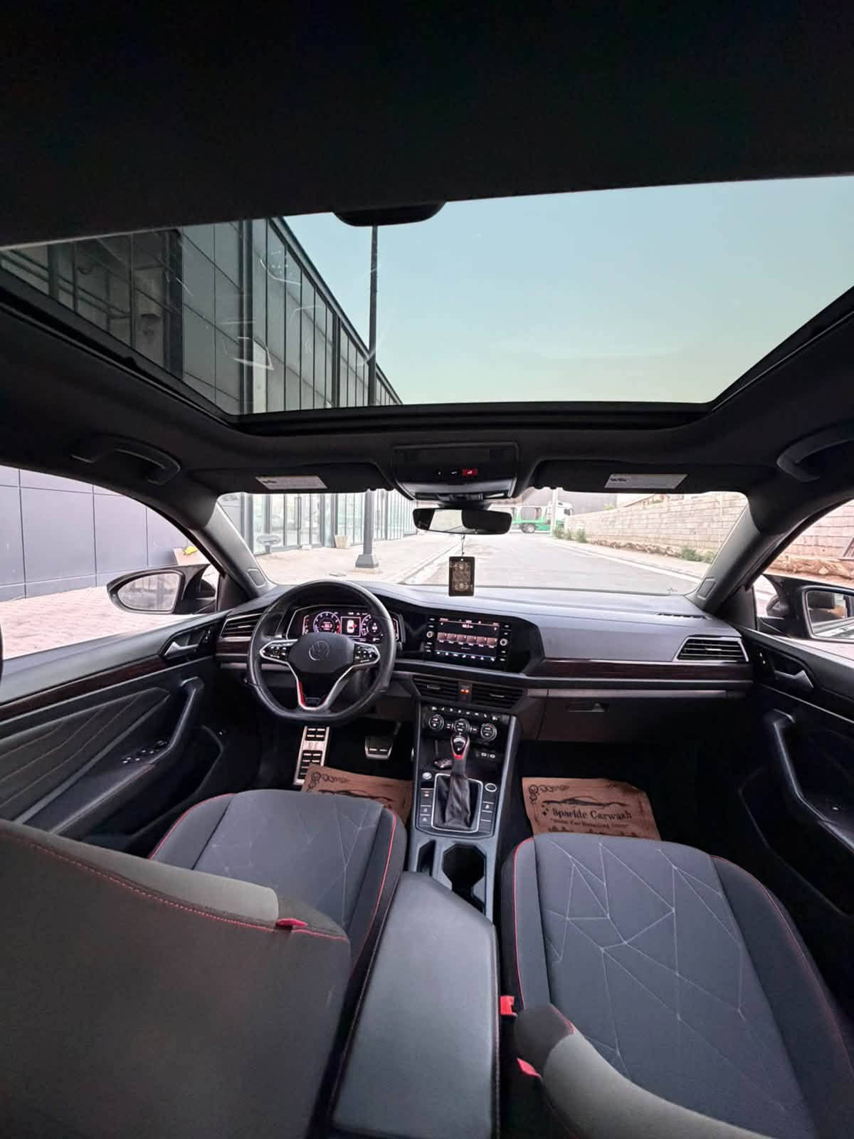Volkswagen Jetta GLI 40th Anniversary Edition
موديل 2024 
پانوراما 
چەمەلەغ گۆڕاوە بە بیلاد -  3 پارچە کلێر امریکا 
جاملغ مبدل ببلادي - ثلاث قطع كير امريكا 
ايرباك سوكان ته قيوه - ايرباك ستيرن طاك
رقم كاتى 
عنوان- سليمانيه 
***********
