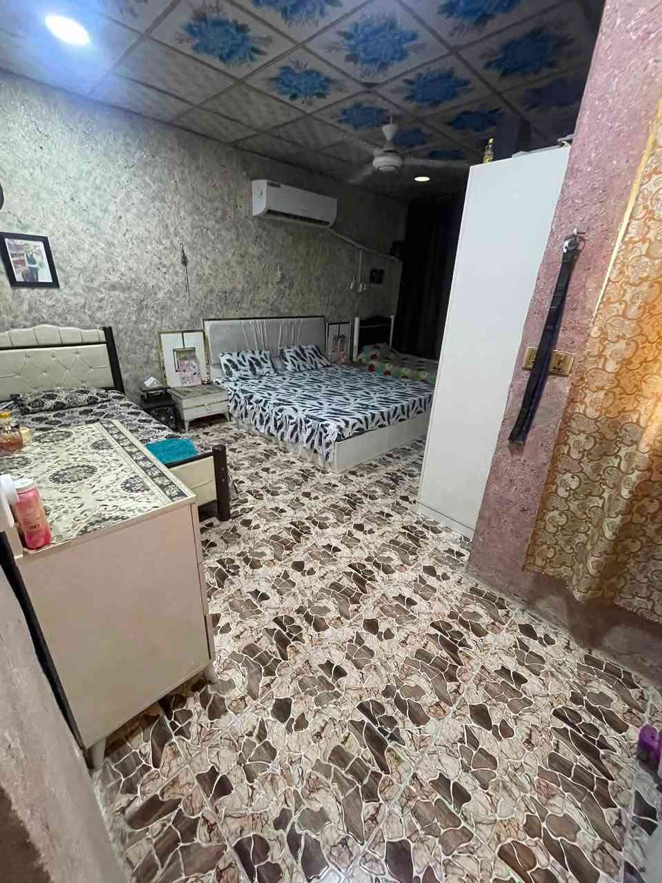 بيت للبيع

المساحه 100 متر

الموقع حي البساتين شارع الحـ شـ د

الطابق الارضي استقبال / ممر /صاله /مطبخ /حمام/غرفة نوم/ترك/منور 
الطابق الثاني /غرفة نوم /بلكونه/صاله/سطح 

التواصل ***********
