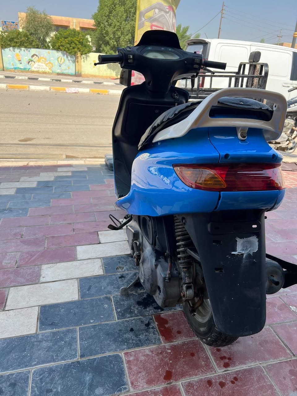 سلام عليكم للبيع دراجه فحل مكينه ناعمه مال حاويه ولفات مبدل بيه فقط شرط  تجي تفحص شلعه معدل الدراجه جديده كهربائيات كله شغاله لايتات اشاير سلف عداد بانزين كله شغال دبلات امامي خلفي شغال باتري جديد تايرات جدد مكان الدراجه ابصخير الحيره السعر 450 وبيه مجال للطيبين رقم الموبايل ***********
