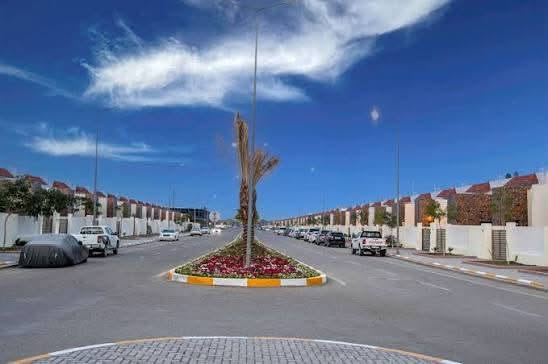 بيت للايجار مساحة ٢٠٠ متر طابق ونص بلوك ١٧ في مجمع جوهرة بغداد السكني، يحتوي على صالتين ومطبخ و ٣ غرف نوم / ٢ سويت. وخمس حمامات. بالاضافة الى حديقة داخلية وخارجية. 
المجمع متكامل من جميع الخدمات، حدائق وملاعب ومدارس ومطاعم وسوبر ماركت. الموقع بغداد الدورة / سريع الدوره الجديد يبعد ١٠ دقائق عن مول العراق.
الايجار ٦٠٠ الف. 
***********
