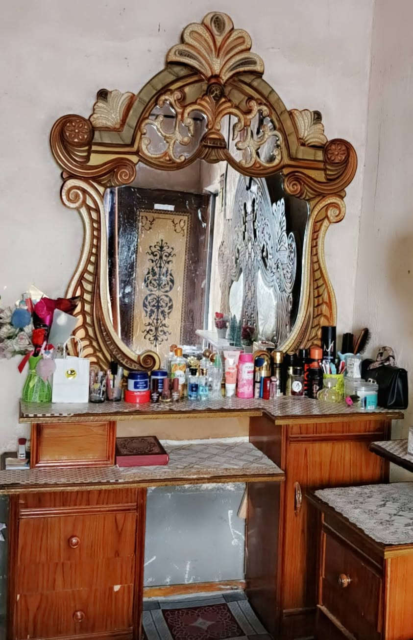 سلام عليكم غرفة اخشاب جاهزة السعر ٥٠٠ وبيه مجال مكاني حصوة الاتصال ع الرقم ***********
