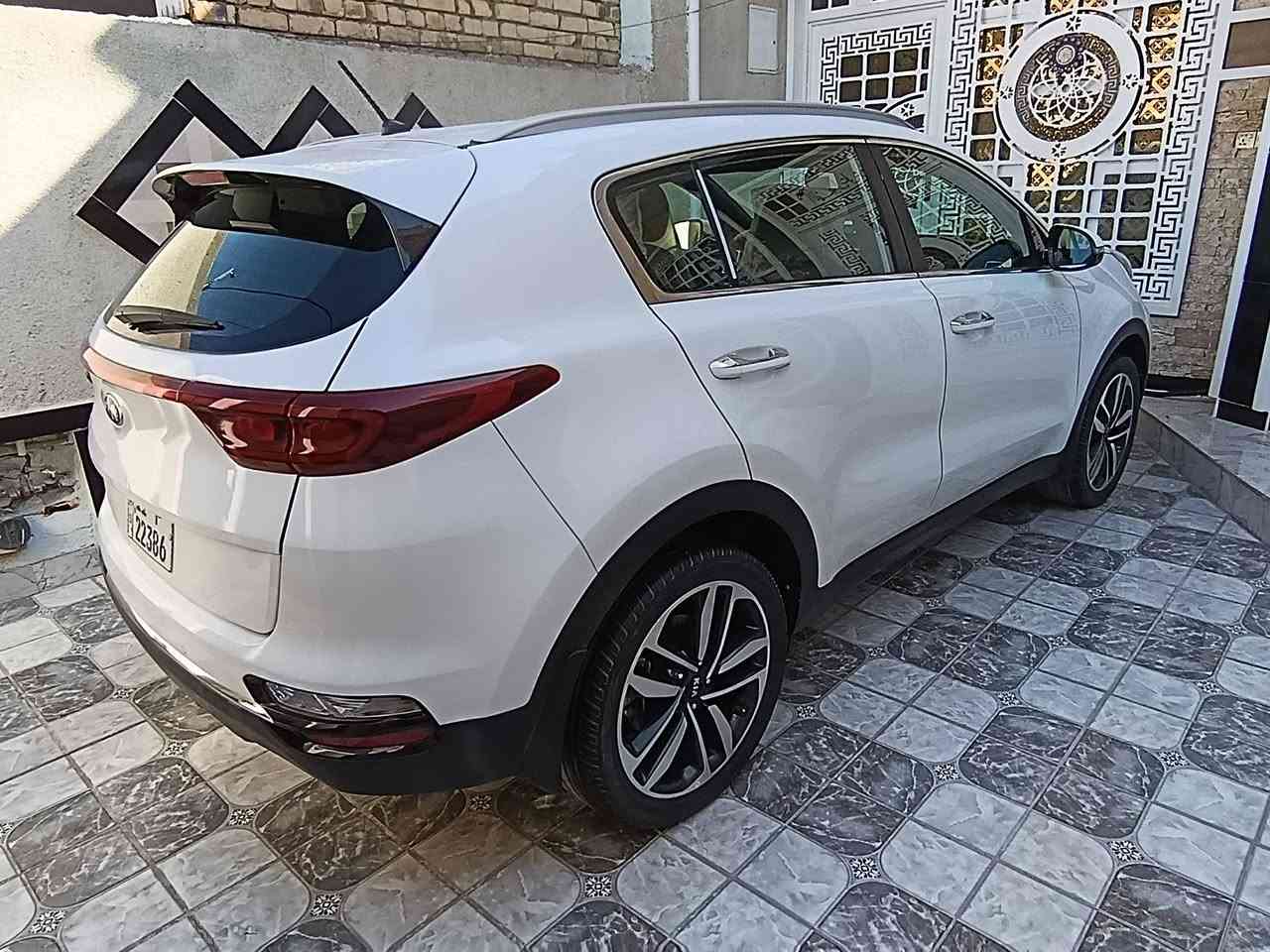 سبورتج 2020خليجي رقم بغداد دولي بأسمي الشركة الدولية ماشيه ٤٨ ألف مكفولة عدا بارد بسيط مكينه ٢٠٠٠ شاشه وكامره دواره وحساس أمامي وخلفي ومري أوتو وتحكمات وباقي المواصفات المعروفة (السياره جديده) مكان واسط/الكوت السعر (٢٠٥) للاستفسار ***********
