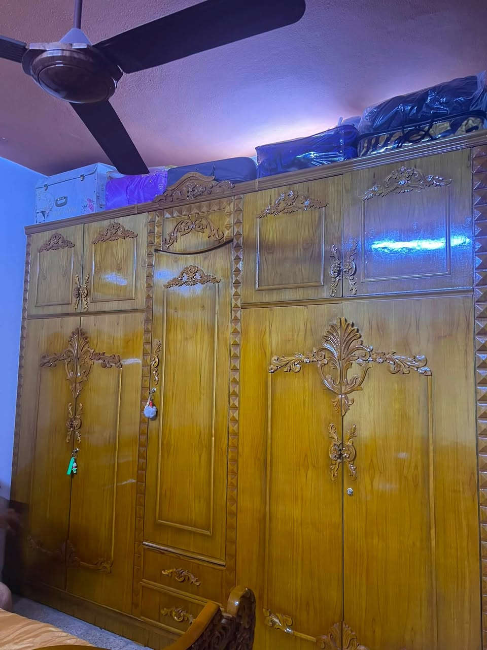 السلام عليكم للبيع غرفة نوم قنصور خمس ابواب فصال ملكي زان خارج 5 داخل 4 الغرفة نظيفه حيل 6 شهور فقط مستخدمة السعر مليون و500الف للتواصل ع هذا الرقم ***********
