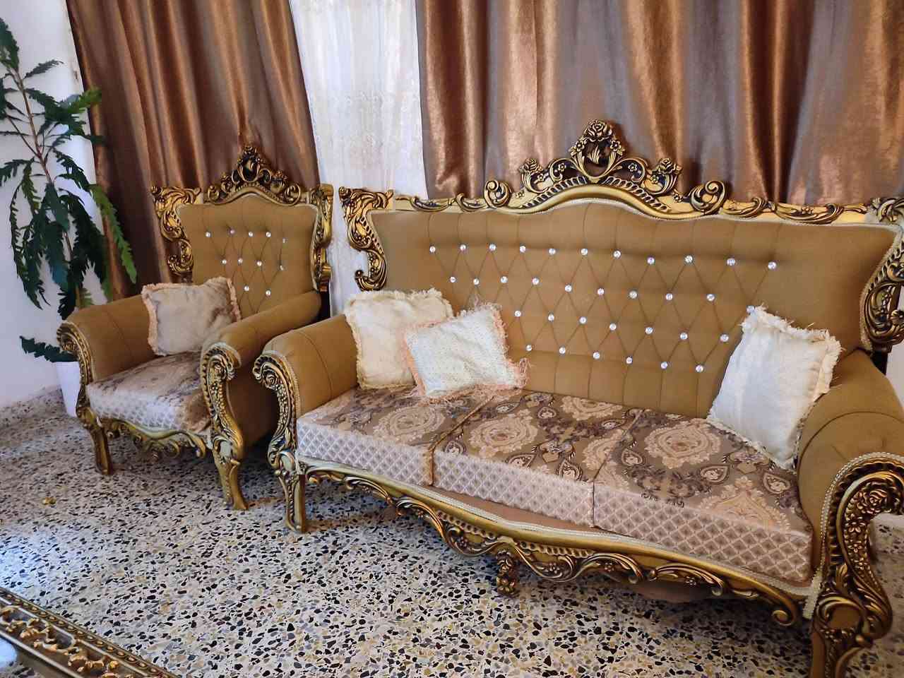 طخم ثكيل مع طبله كساس  رئاسي 🪙🛋️
5 قطع نظيف 🪑
السعر 300💰
*********** 📞 واتساب

